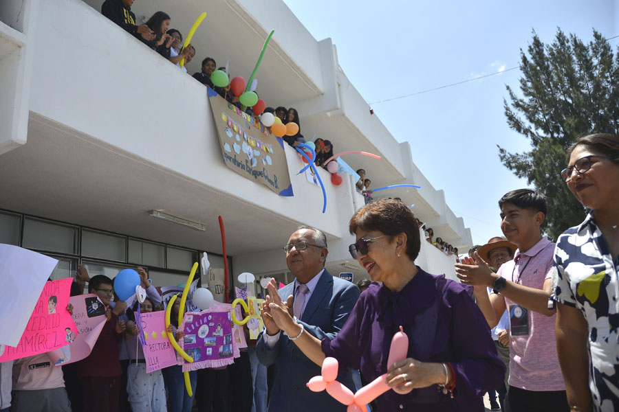 Asistió Lilia Cedillo a Informe de director de Prepa Cabrera