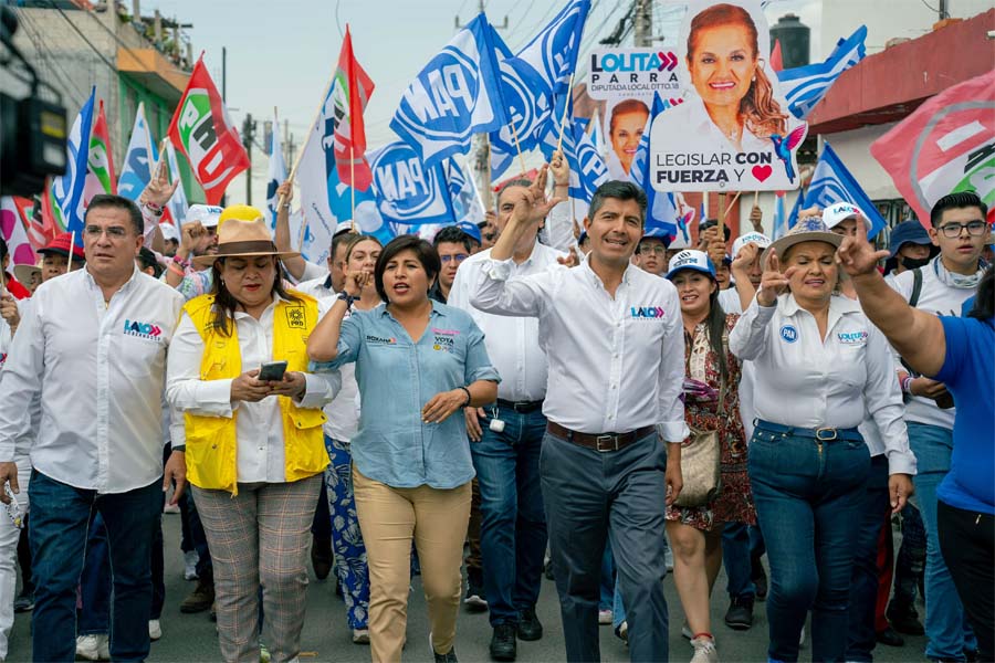 Realizaron caminata Roxana Luna y Lalo Rivera en Momoxpan