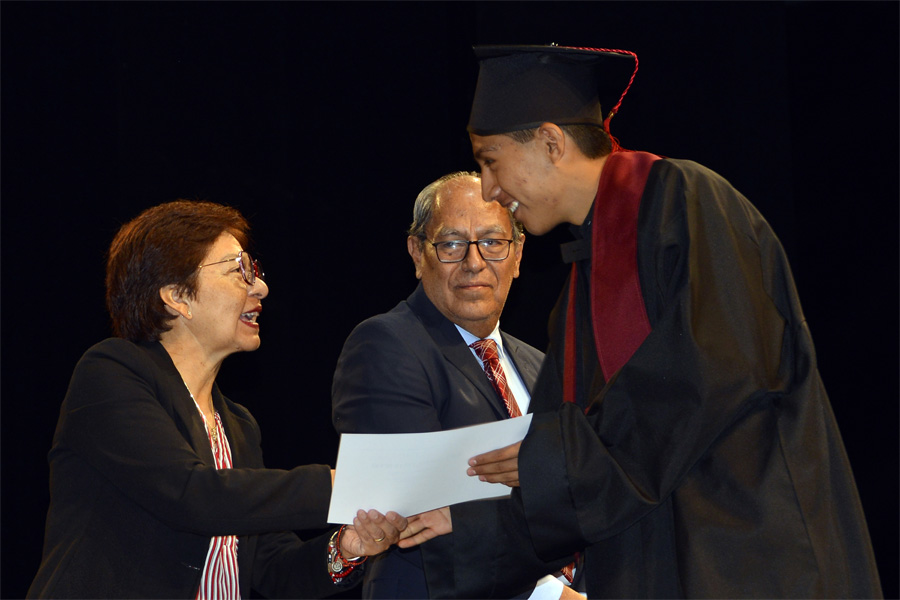 Presidió Lilia Cedillo graduaciones de prepa y posgrado