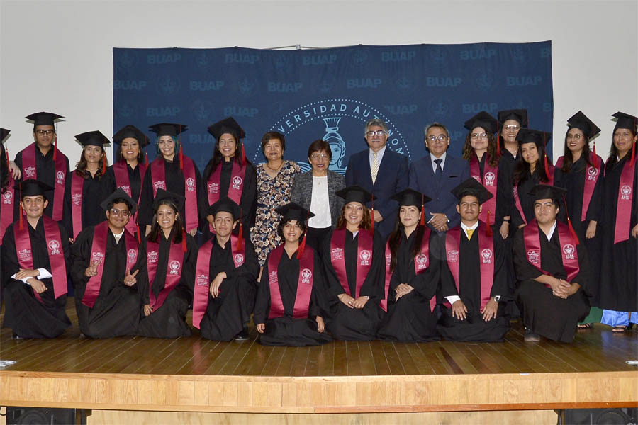 Presidió Lilia Cedillo graduaciones de prepa y posgrado