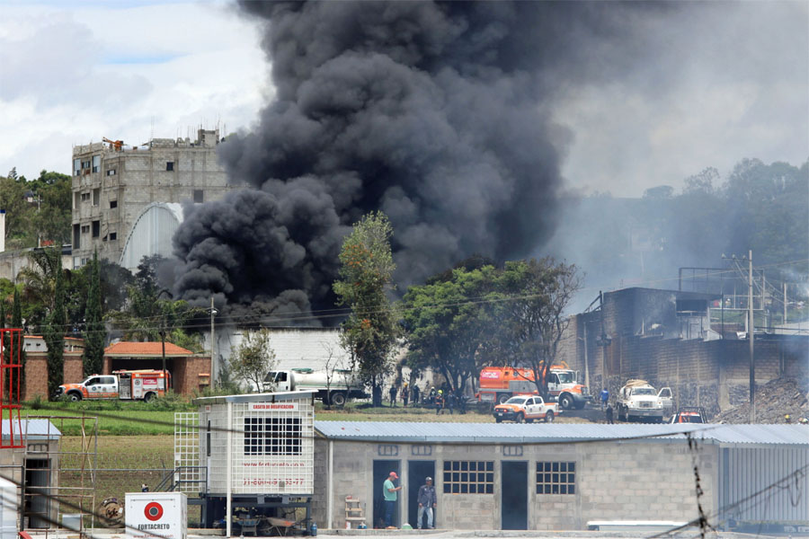 Aparatoso incendio en Atzompa solo dejo daños materiales