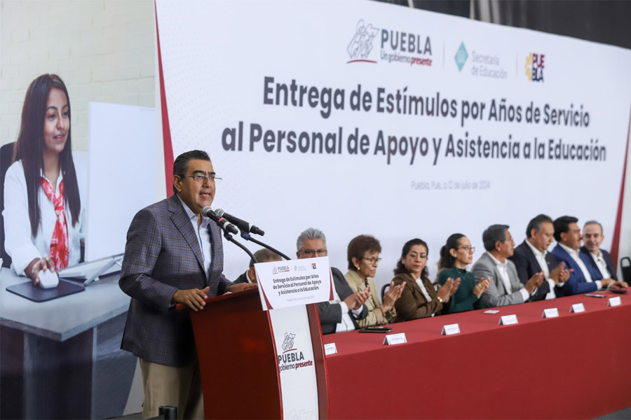 Entregó Céspedes reconocimientos a personal de educación