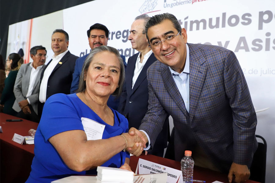 Entregó Céspedes reconocimientos a personal de educación