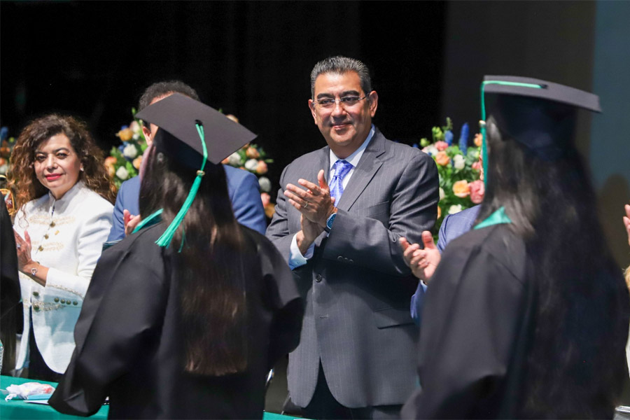 Asistió Céspedes a ceremonia de graduación del BINE