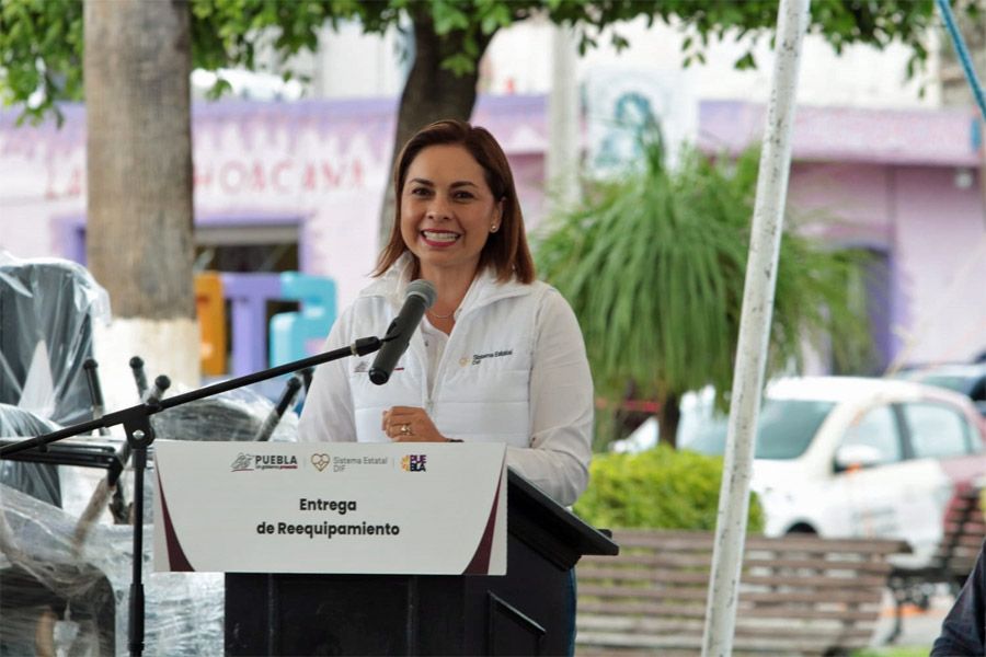 Entregó Gaby Bonilla apoyos en Santo Tomás Hueyotlipan