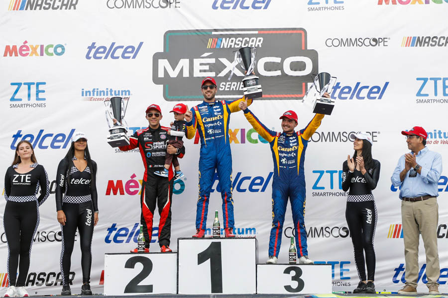 Premió Céspedes a triunfadores de Nascar México Series