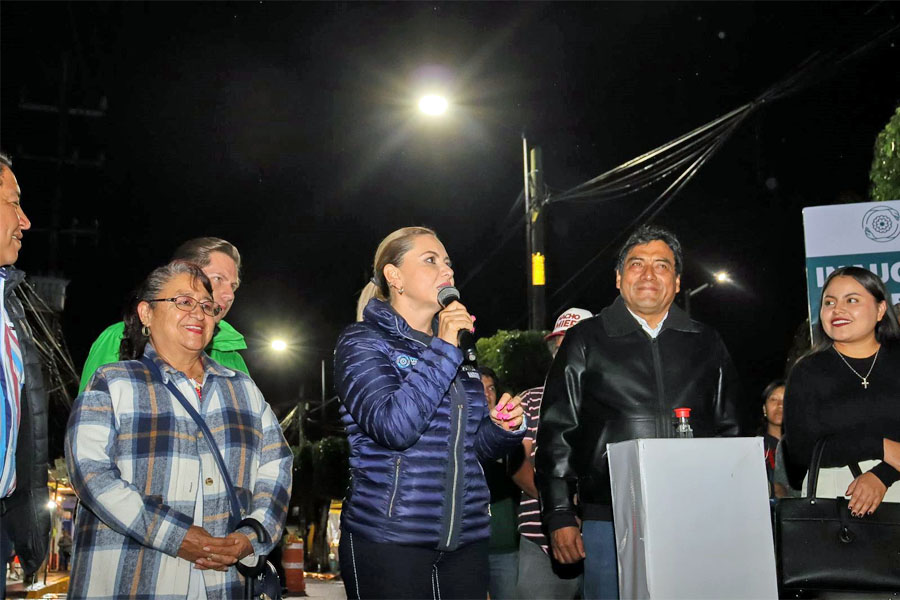 Inauguró Paola Angon alumbrado en Santiago Momoxpan