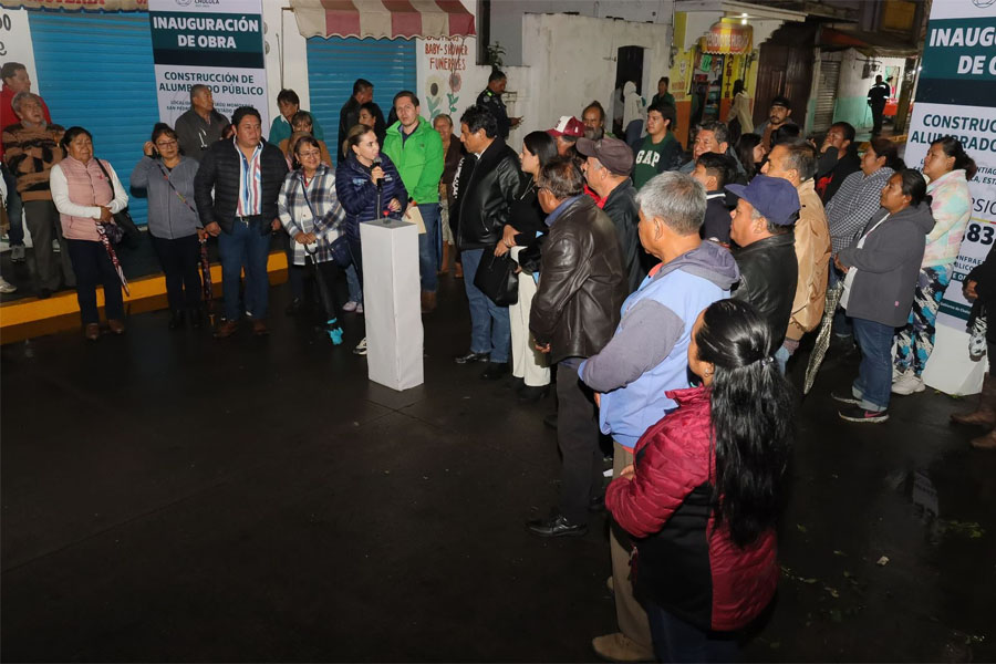 Inauguró Paola Angon alumbrado en Santiago Momoxpan