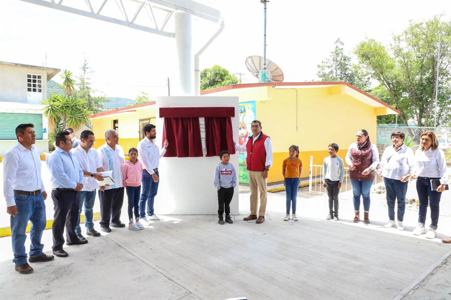 En Nicolás Bravo Céspedes entregó apoyos e inauguró obras