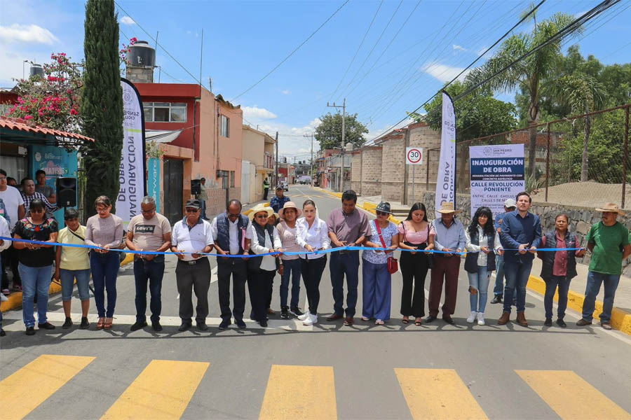 Entregó Paola Angon vialidades en Momoxpan y Texintla