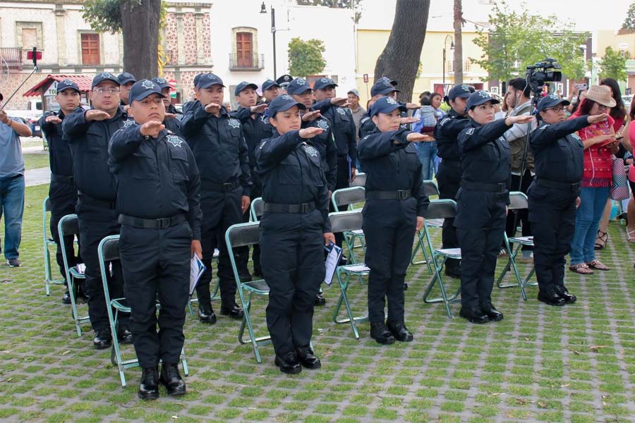 Entregó Paola Angon 5 patrullas y 19 policías municipales