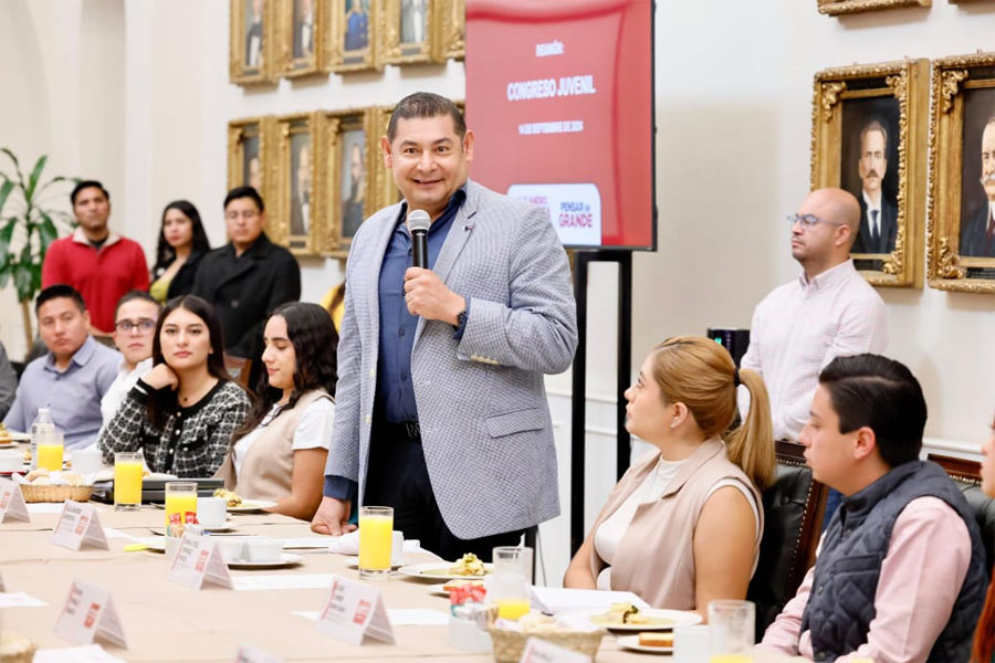 Clave los jóvenes para el futuro de Puebla: Armenta