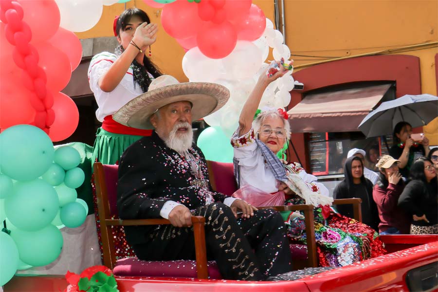 Lideró Angon desfile de aniversario de la Independencia