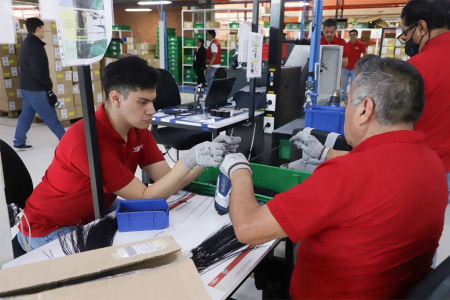 Visitó Céspedes a trabajadores de la empresa social CINIA