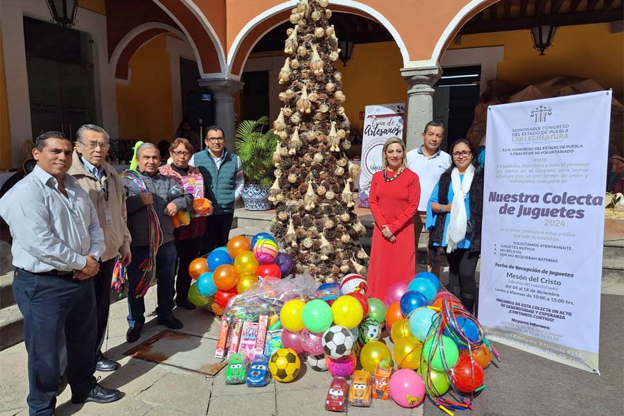 Entregó voluntariado del Congreso juguetes al sistema DIF