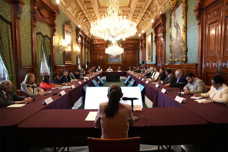 Asistió Armenta a reunión con Sheinbaum en Palacio Nacional