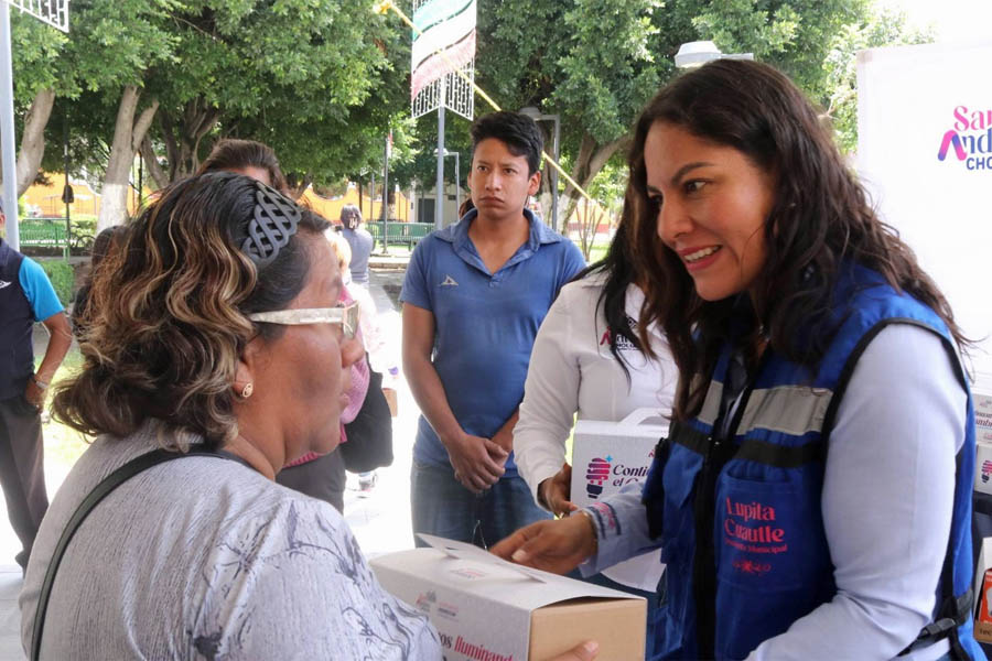 Entregó Lupita Cuautle focos ahorradores a 500 familias